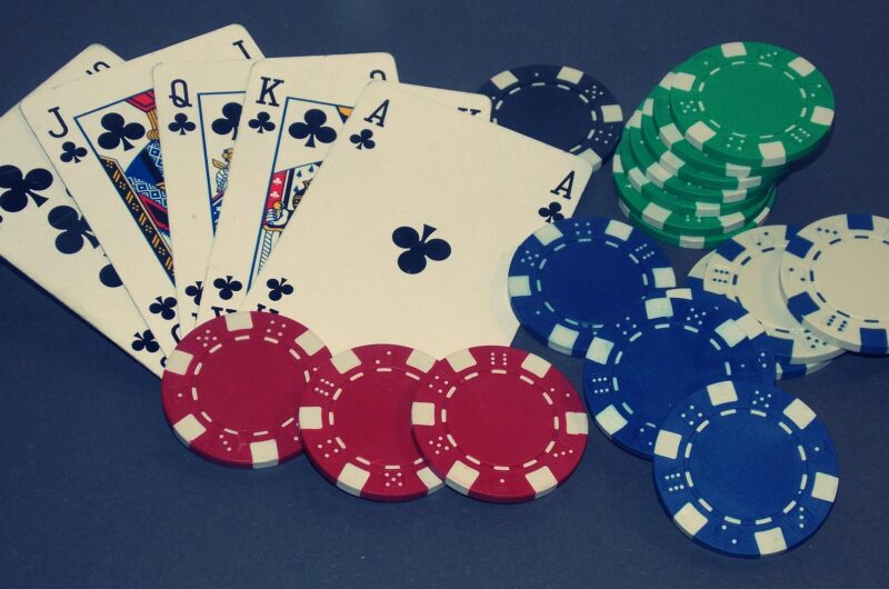 poker karty i zetony