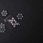 czarne karty i czarne zetony do kasyna