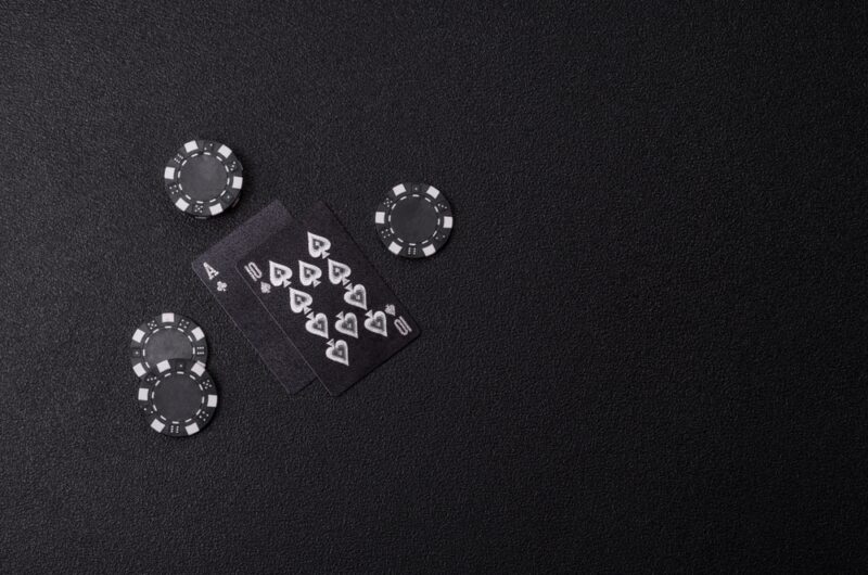 czarne karty i czarne zetony do kasyna