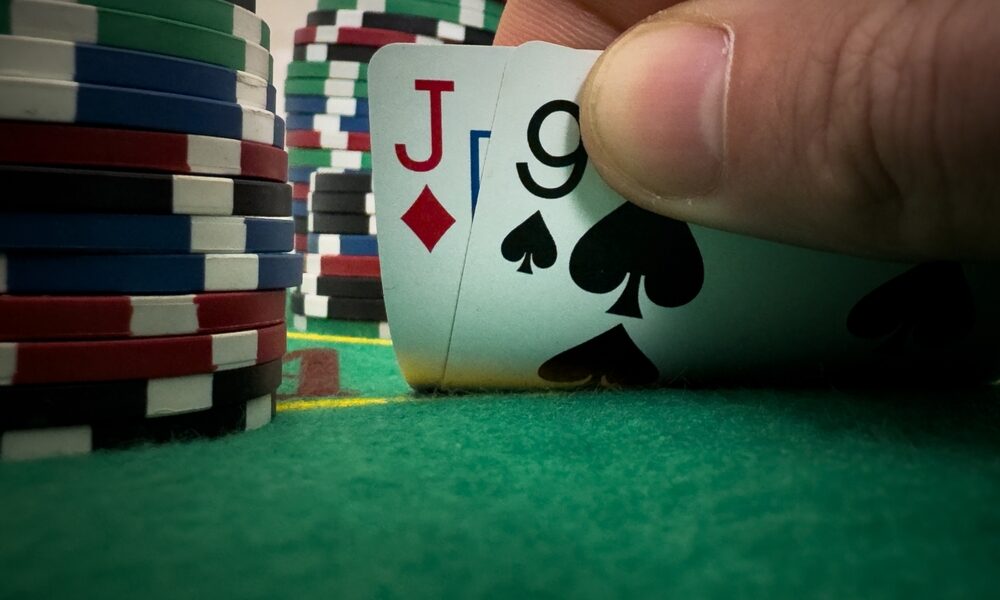 karty pokera i zetony